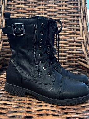 Dream Pairs Black Lace-Up Combat Boots with Buckle in size 7